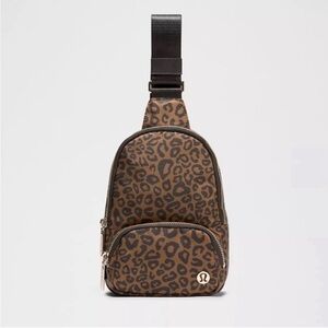 Lululemon Everywhere Sling Bag Small 2L leopardo